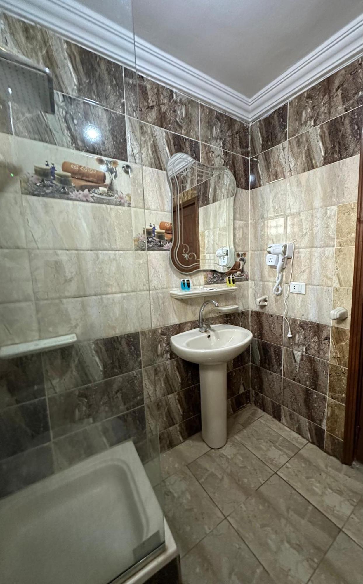 Pyramids Family Inn Kafrat al Jabal Exterior photo